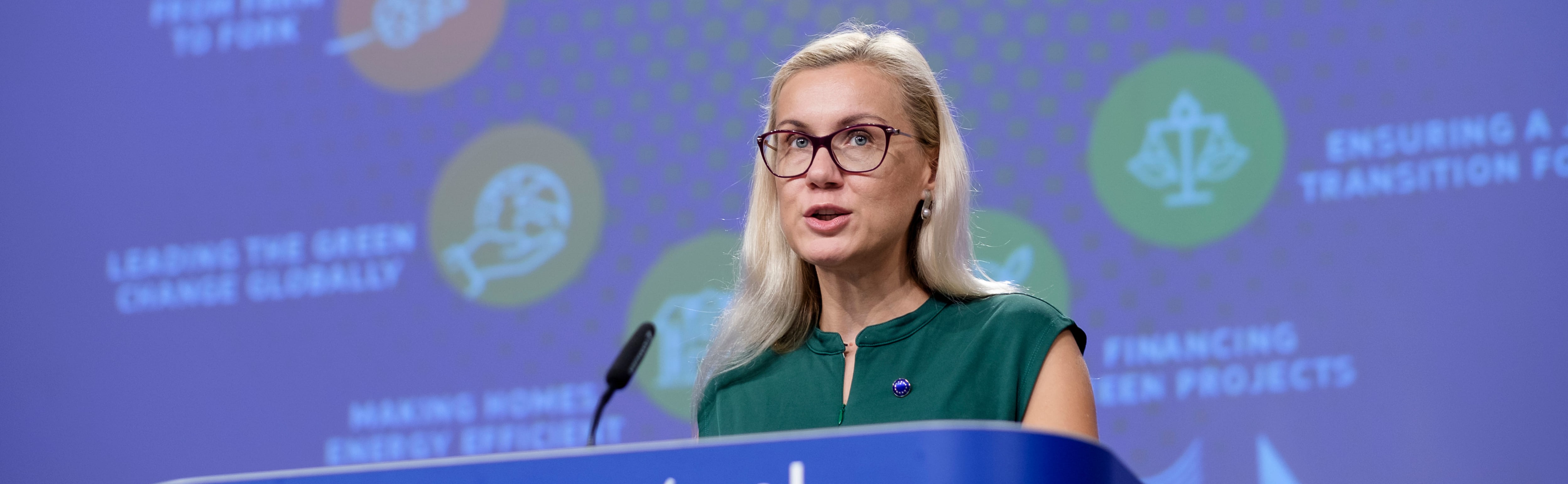 Европейский комиссар по энергетике Кадри Симсон выступает с речью во время Европейского зеленого курса